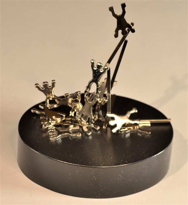 Metall akrobater på stark magnet