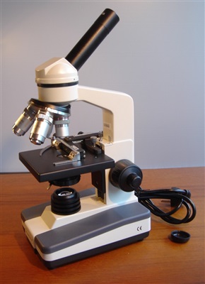 Avancerat mikroskop med LED-lampor f&#xF6;r studenter