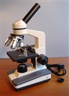 Avancerat mikroskop med LED-lampor för studenter